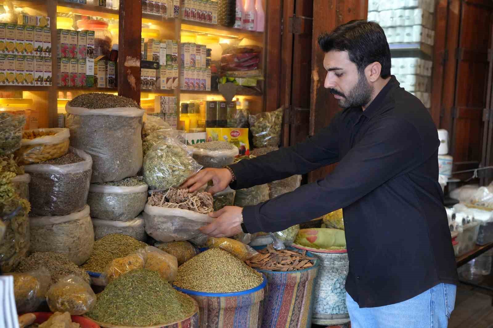 Gaziantep’te havaların soğumasıyla vatandaşlar aktarların yolunu tuttu 4 gaziantepte havalarin sogumasiyla vatandaslar aktarlarin yolunu tuttu 0 61RR52Xn