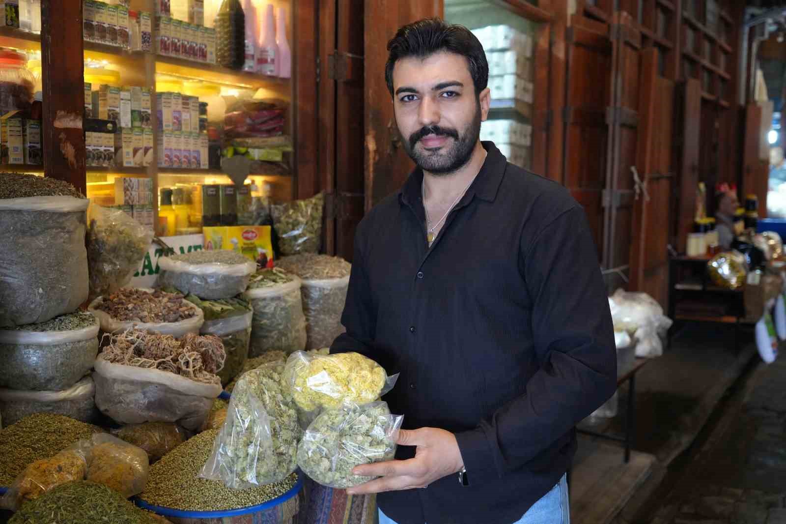 Gaziantep’te havaların soğumasıyla vatandaşlar aktarların yolunu tuttu 5 gaziantepte havalarin sogumasiyla vatandaslar aktarlarin yolunu tuttu 1