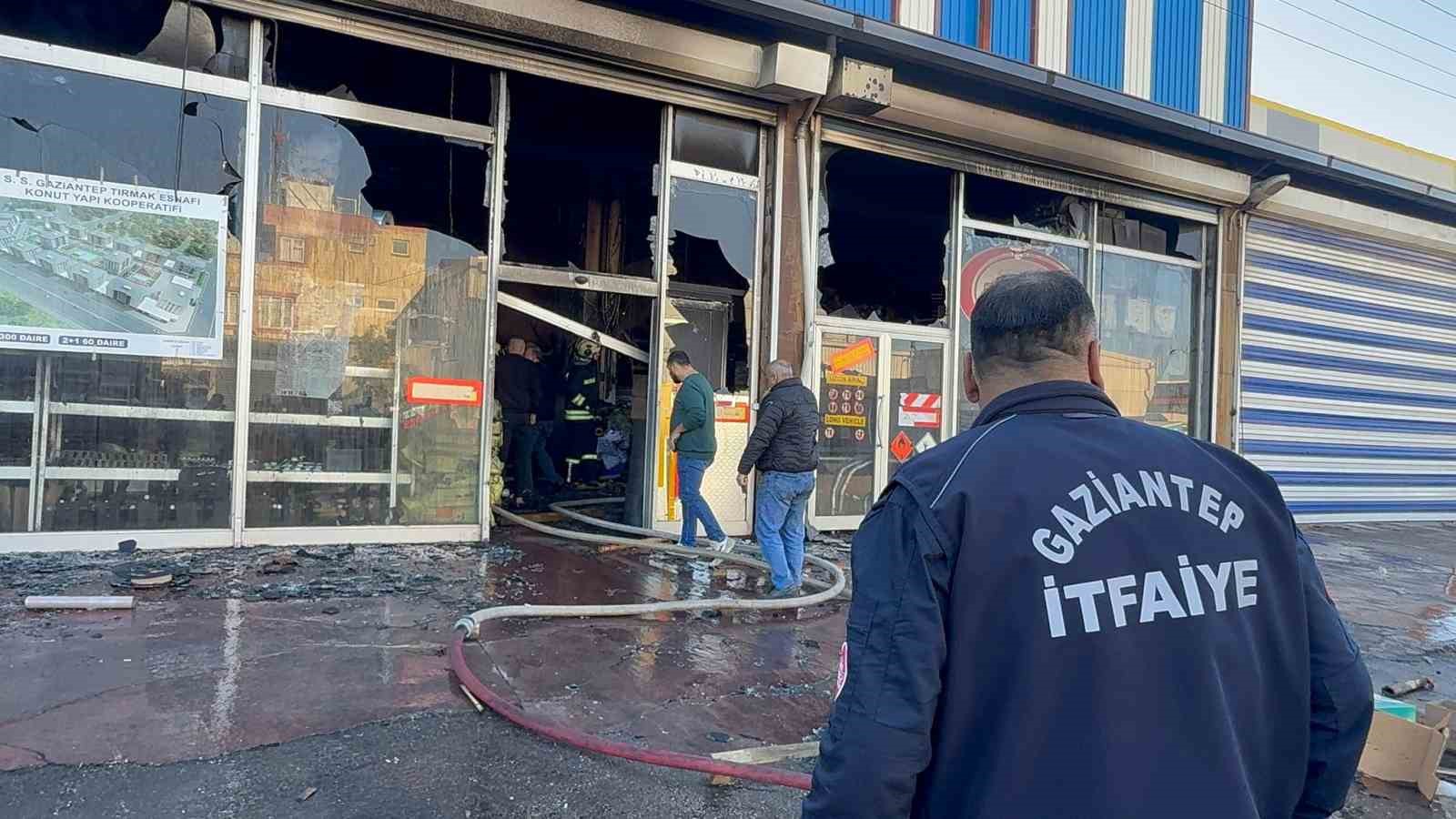 gaziantepte hirdavat malzemeleri satan is yerinde yangin 2 s2DWXi1m