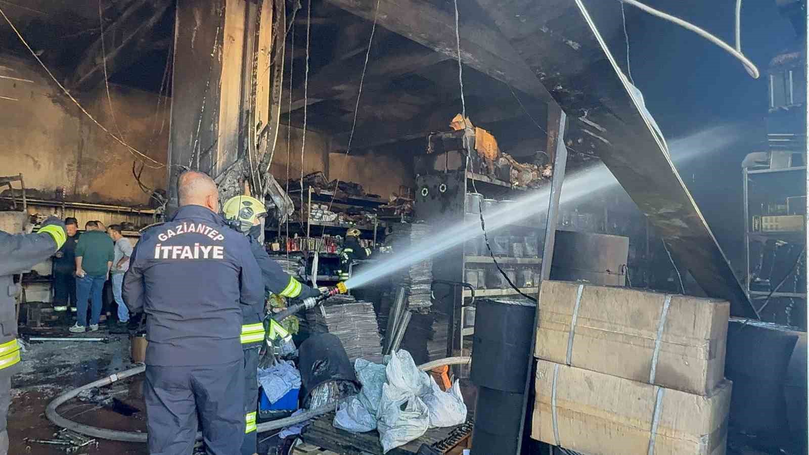gaziantepte hirdavat malzemeleri satan is yerinde yangin 3