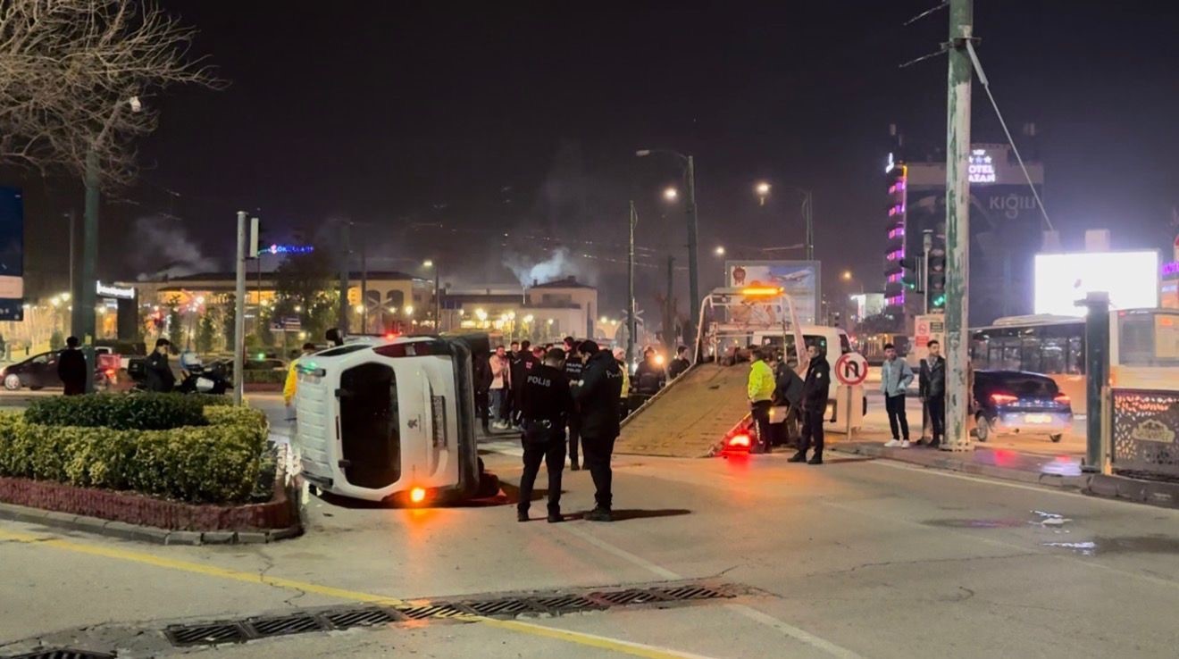 Gaziantep’te iki araç kafa kafaya çarpıştı: 3 yaralı 4 gaziantepte iki arac kafa kafaya carpisti 3 yarali 0