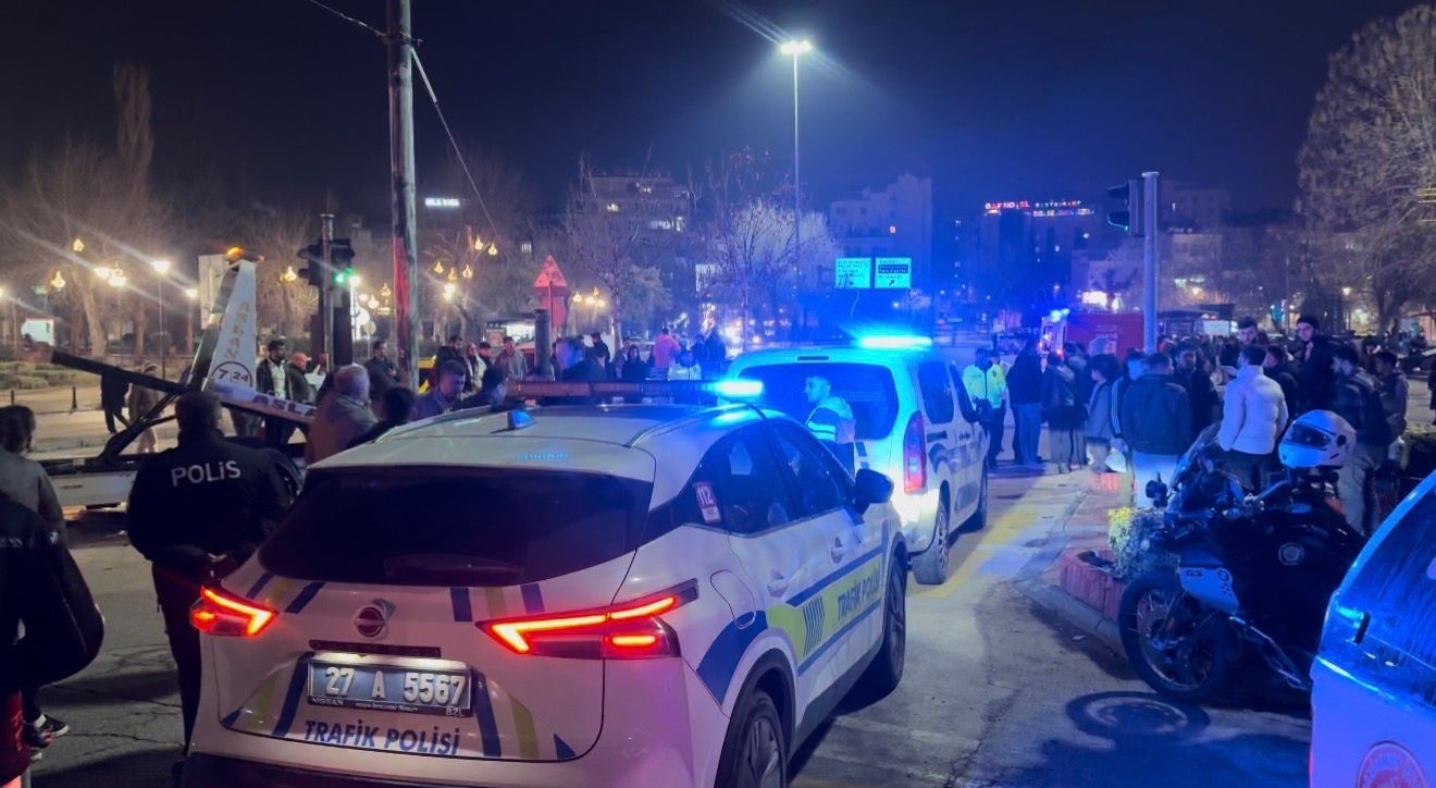 Gaziantep’te iki araç kafa kafaya çarpıştı: 3 yaralı 6 gaziantepte iki arac kafa kafaya carpisti 3 yarali 2 Flw3DXEc