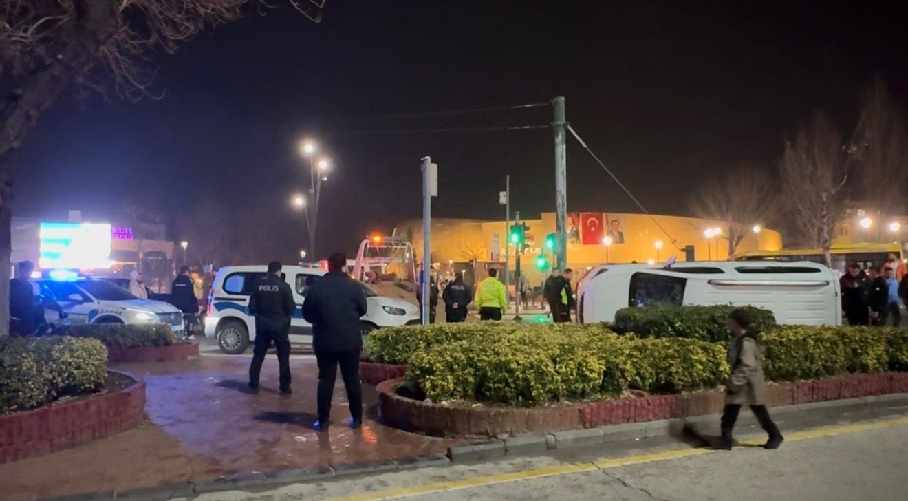 Gaziantep’te iki araç kafa kafaya çarpıştı: 3 yaralı 8 gaziantepte iki arac kafa kafaya carpisti 3 yarali 4 RcTlmaaP