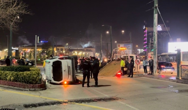 gaziantepte-iki-arac-kafa-kafaya-carpisti-3-yarali-z8hmZqWf.jpg