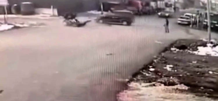 gaziantepte ilginc kaza hafif ticari arac motosiklete motosiklet yayaya carpti 1 GeRcarmd