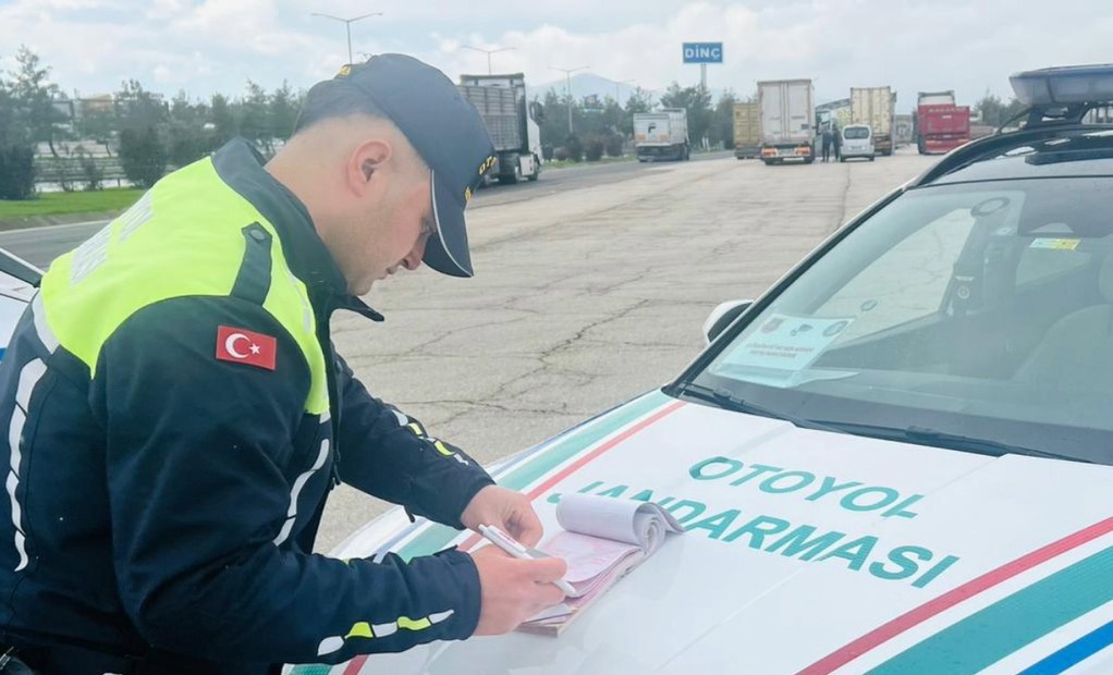 gaziantepte jandarmanin otoyol denetimlerinde 171 arac trafikten men edildi 0 vj4idbeD