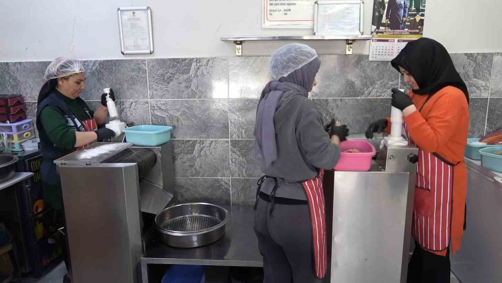gaziantepte kadinlarin bayram icin yuvalama mesaisi basladi 5 JChD4gRM