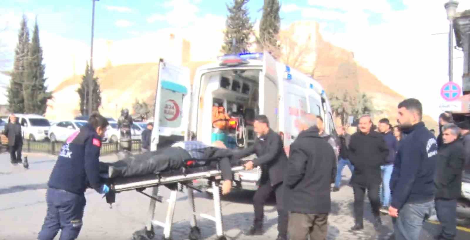 gaziantepte kalbi duran yasli adama yoldan gecen vatandaslar kalp masaji yapti 2 VX2a3Rmq