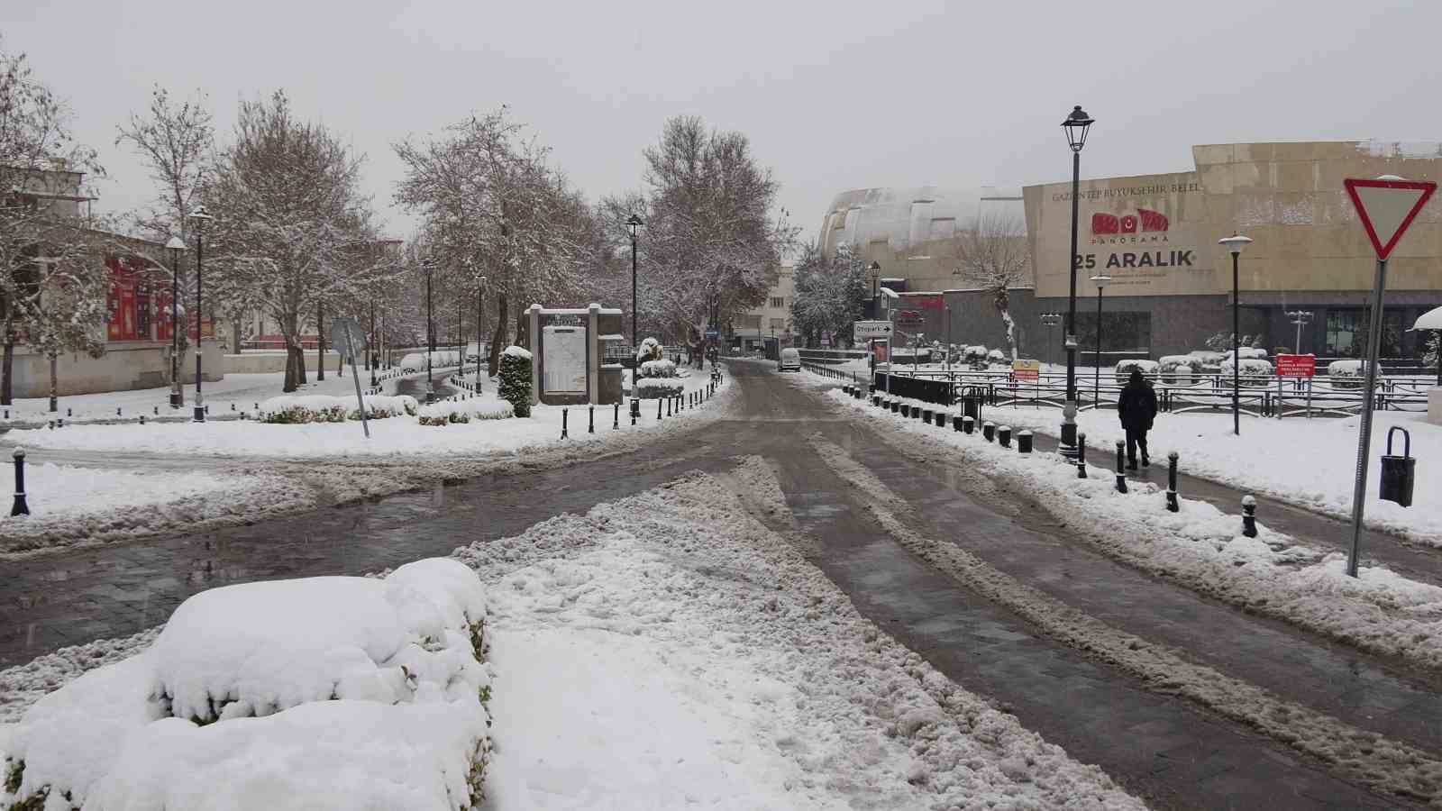 gaziantepte kar yagisi sonrasi yollar bos kaldi 1 vv67WHb7