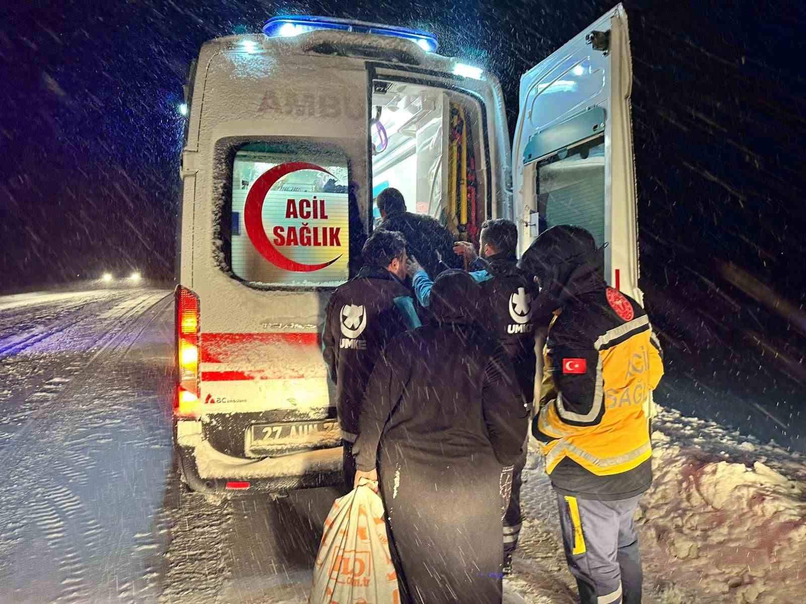 Gaziantep’te karbonmonoksit gazından etkilenen 9 kişilik ailenin imdadına UMKE yetişti 6 gaziantepte karbonmonoksit gazindan etkilenen 9 kisilik ailenin imdadina umke yetisti 2 VwqkGwas