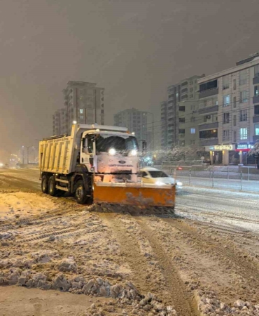 gaziantepte-karla-mucadele-calismalari-gece-boyunca-surdu-c4Yd23WQ.jpg