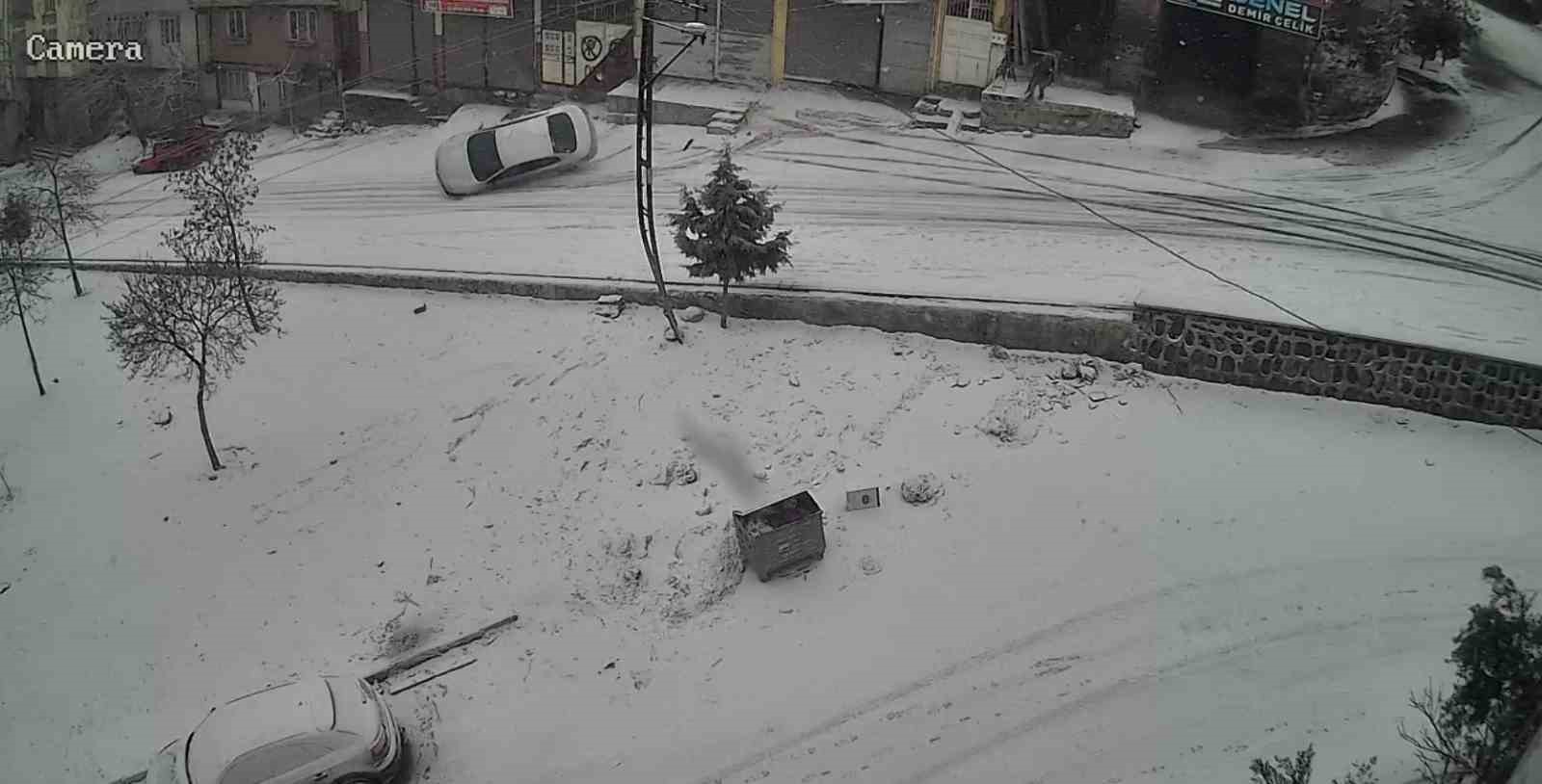 Gaziantep’te karlı yolda feci kaza: Kayan araç kaldırıma çarparak devrildi 4 gaziantepte karli yolda feci kaza kayan arac kaldirima carparak devrildi 0 5pJ5Zdj5