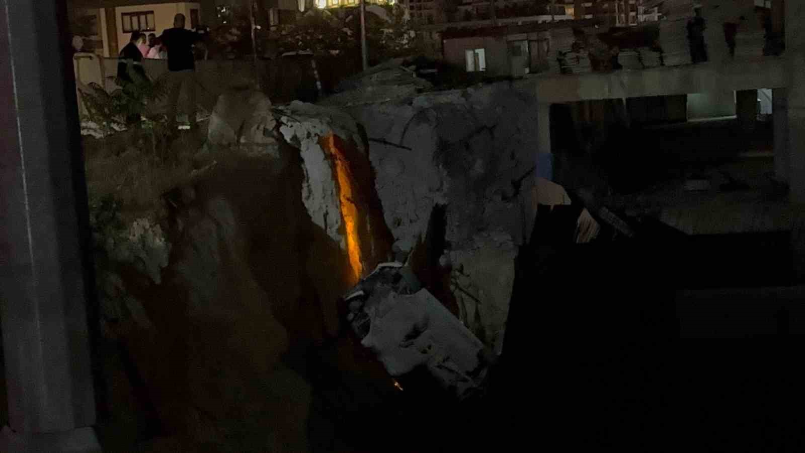 gaziantepte kaza sonrasi savrulan arac insaat cukuruna uctu 2si agir 3 yarali 0 EghTmpdV