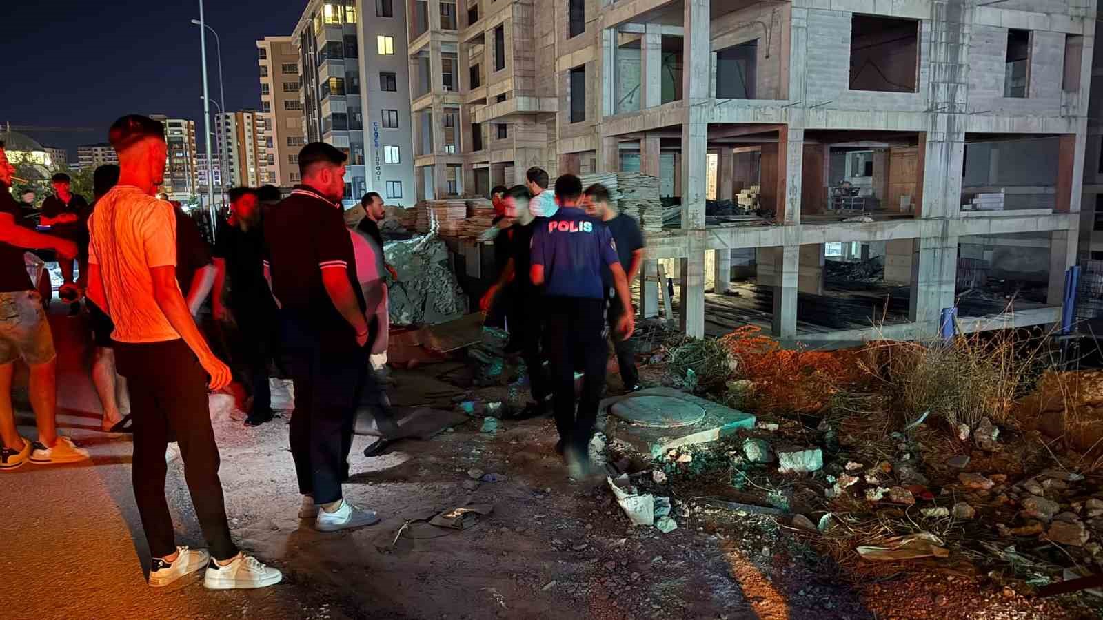 gaziantepte kaza sonrasi savrulan arac insaat cukuruna uctu 2si agir 3 yarali 1