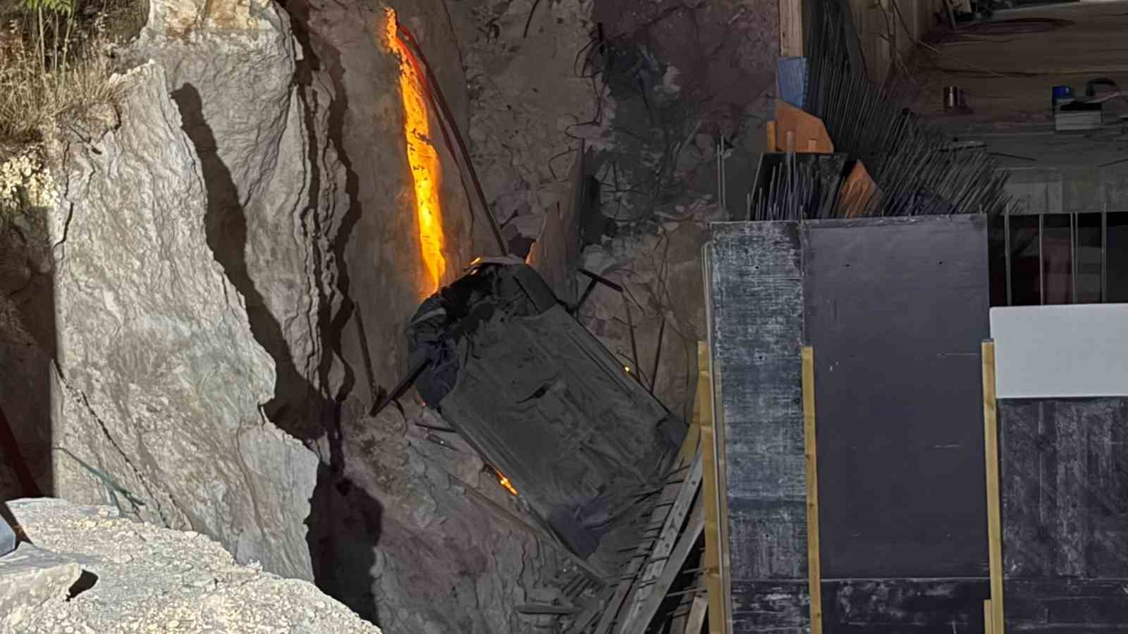 gaziantepte kaza sonrasi savrulan arac insaat cukuruna uctu 2si agir 3 yarali 2 een9tUt8