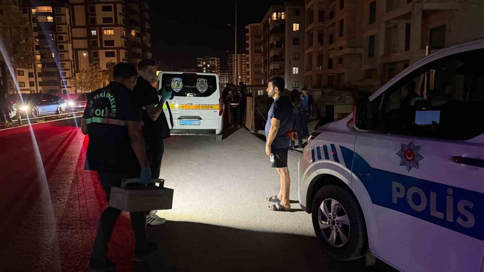 gaziantepte kaza sonrasi savrulan arac insaat cukuruna uctu 2si agir 3 yarali 3 eu7RJmKj