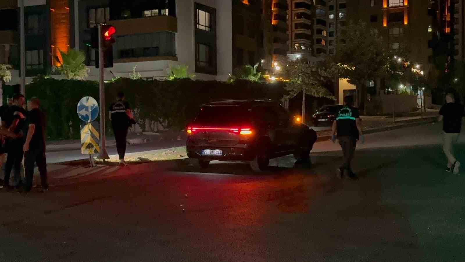 gaziantepte kaza sonrasi savrulan arac insaat cukuruna uctu 2si agir 3 yarali 4
