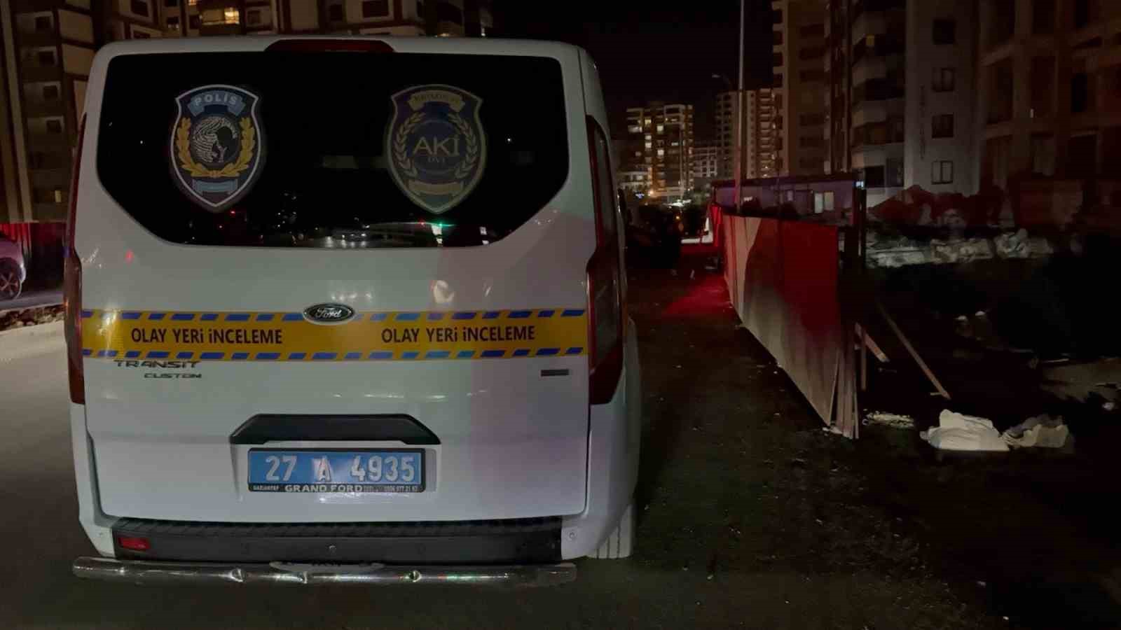 gaziantepte kaza sonrasi savrulan arac insaat cukuruna uctu 2si agir 3 yarali 5 uDqz8UJT