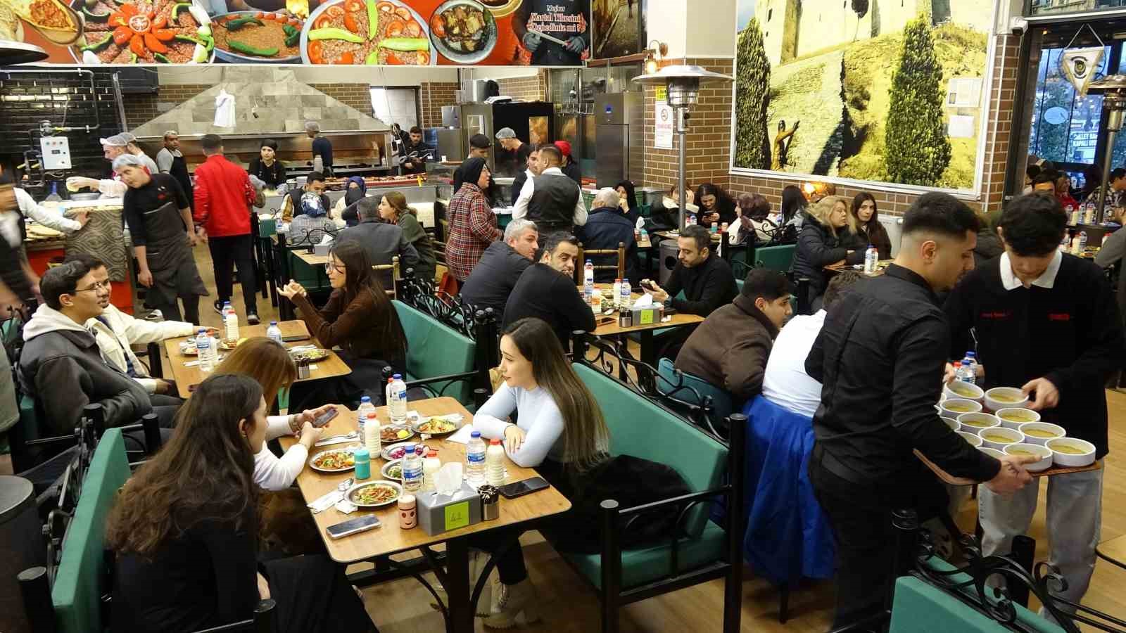 gaziantepte kebapcilar iftarda dolup tasiyor 2 fRUbpG7c