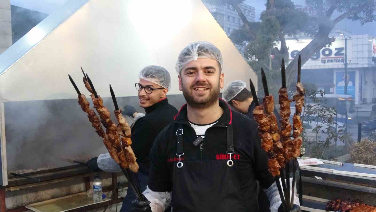 gaziantepte kebapcilar iftarda dolup tasiyor 3 n7y9YpQQ