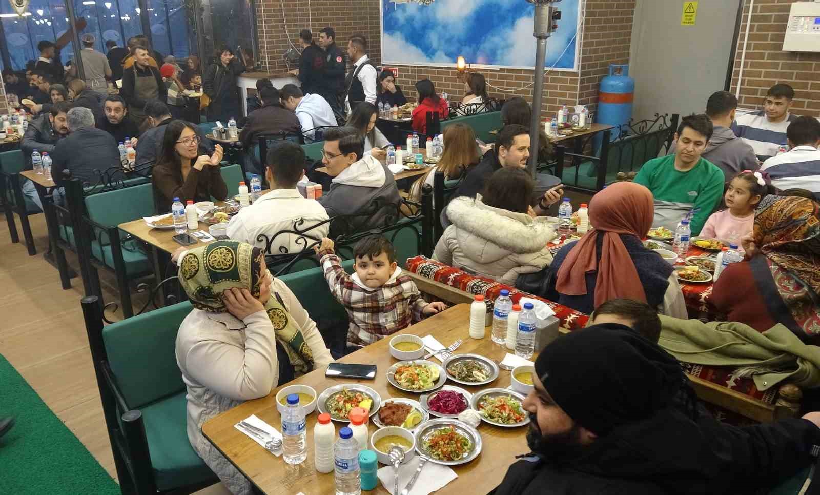 gaziantepte kebapcilar iftarda dolup tasiyor 5 lFgDRuRd