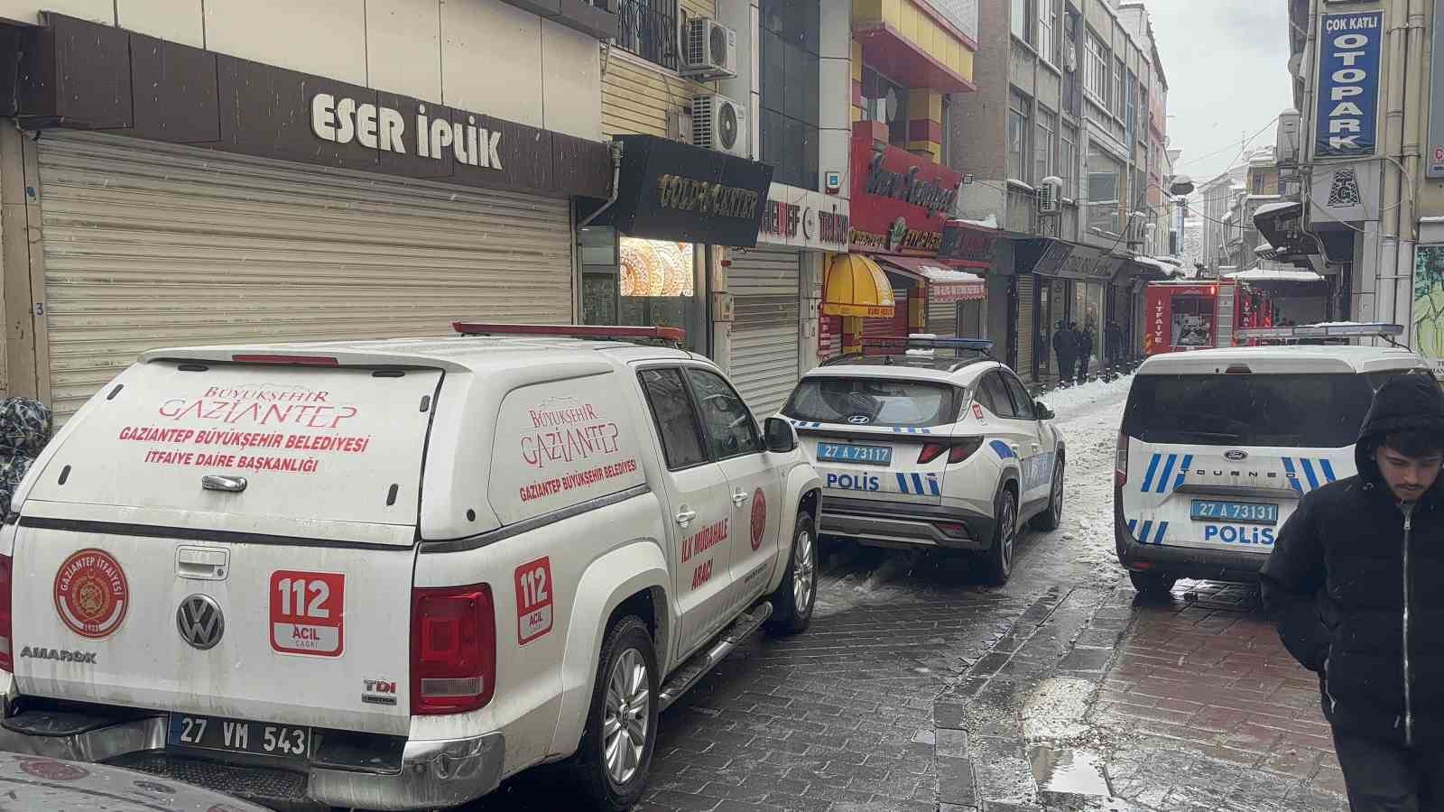 gaziantepte korkutan is yeri yangini 2si agir 6 kisi dumandan etkilendi 0 pTBRBmjs