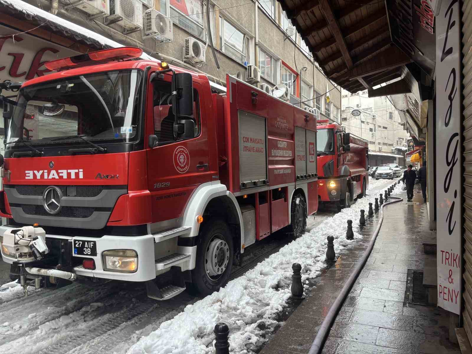 gaziantepte korkutan is yeri yangini 2si agir 6 kisi dumandan etkilendi 1 WMWQjzE4