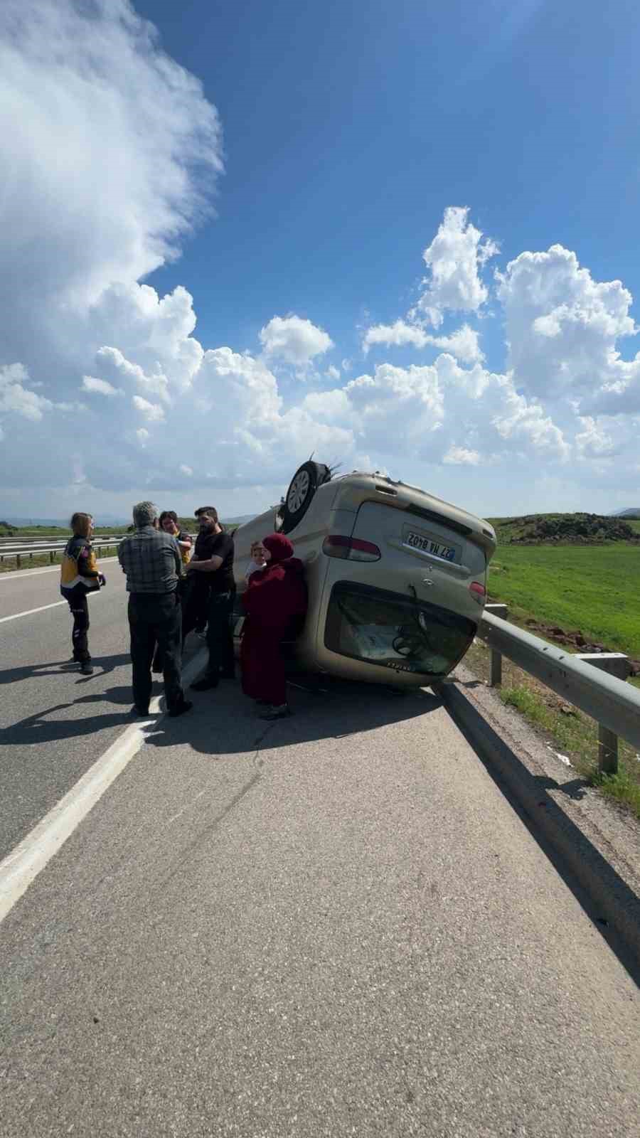 Gaziantep’te lastiği patlayan minibüs takla attı 5 gaziantepte lastigi patlayan minibus takla atti 1 H3CQqJ2d