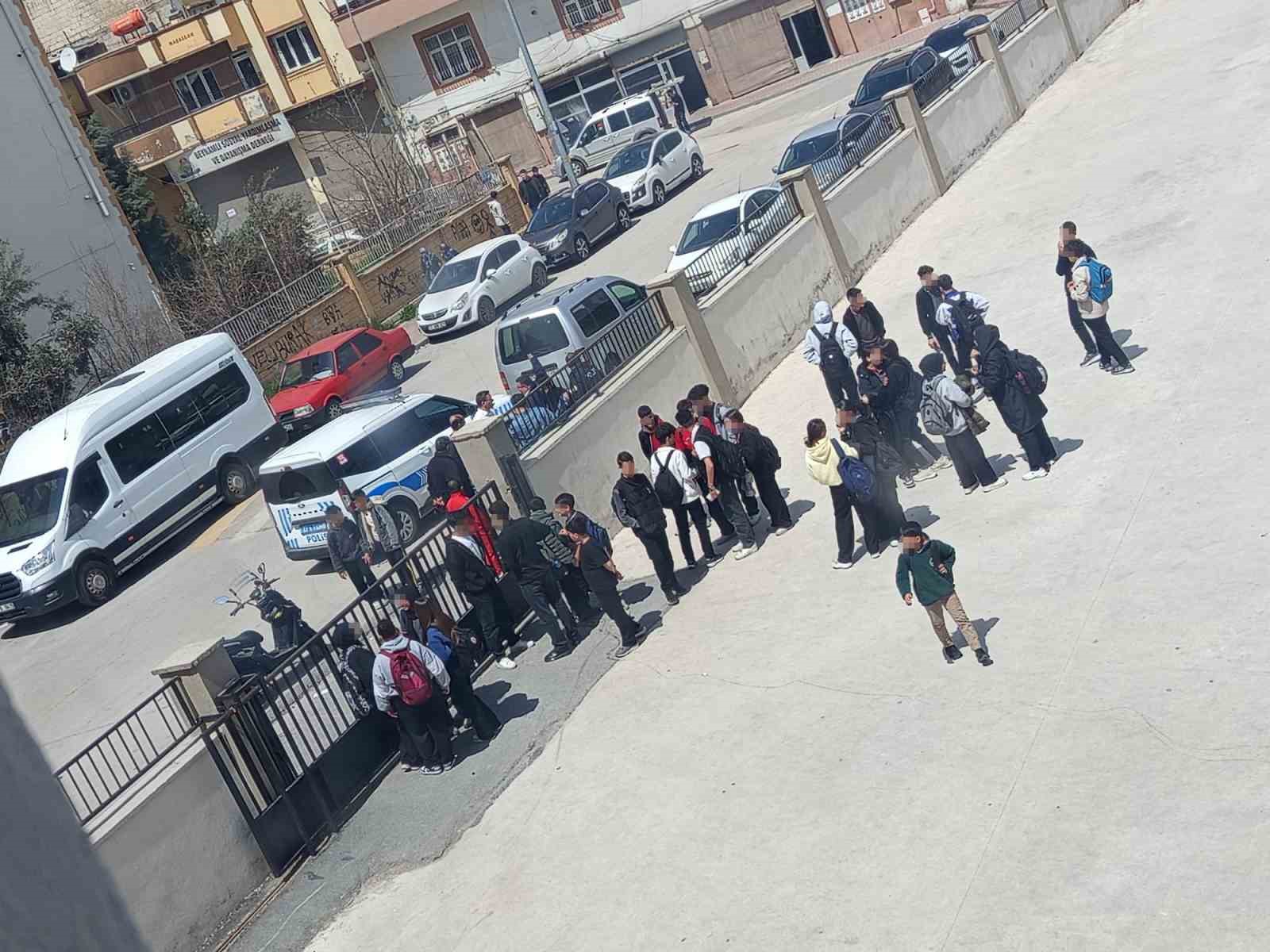 gaziantepte lise onunde kurusiki tabancali saldiri panigi 0 p2r7mb5M