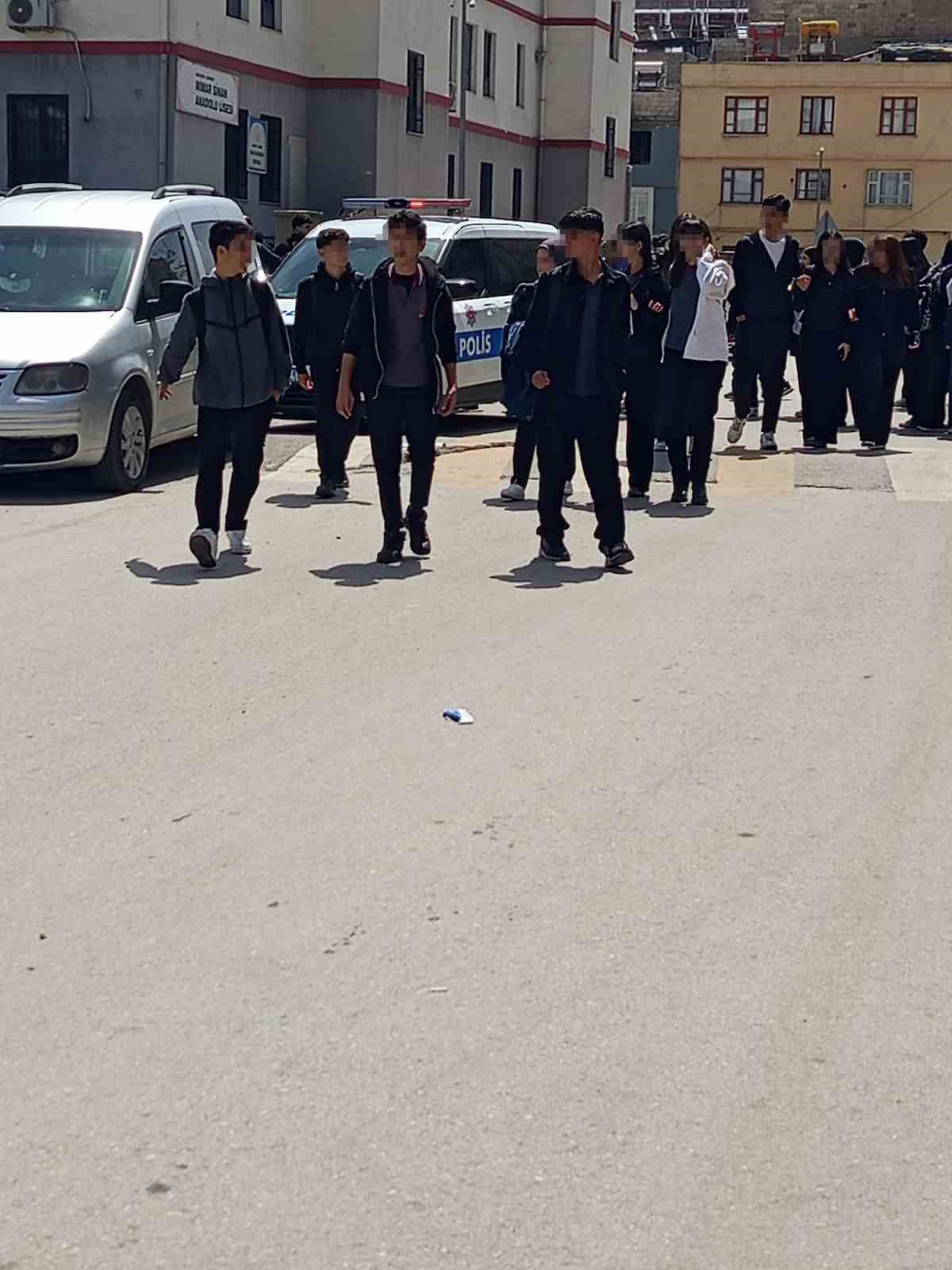 gaziantepte lise onunde kurusiki tabancali saldiri panigi 3 QWUk9cdr