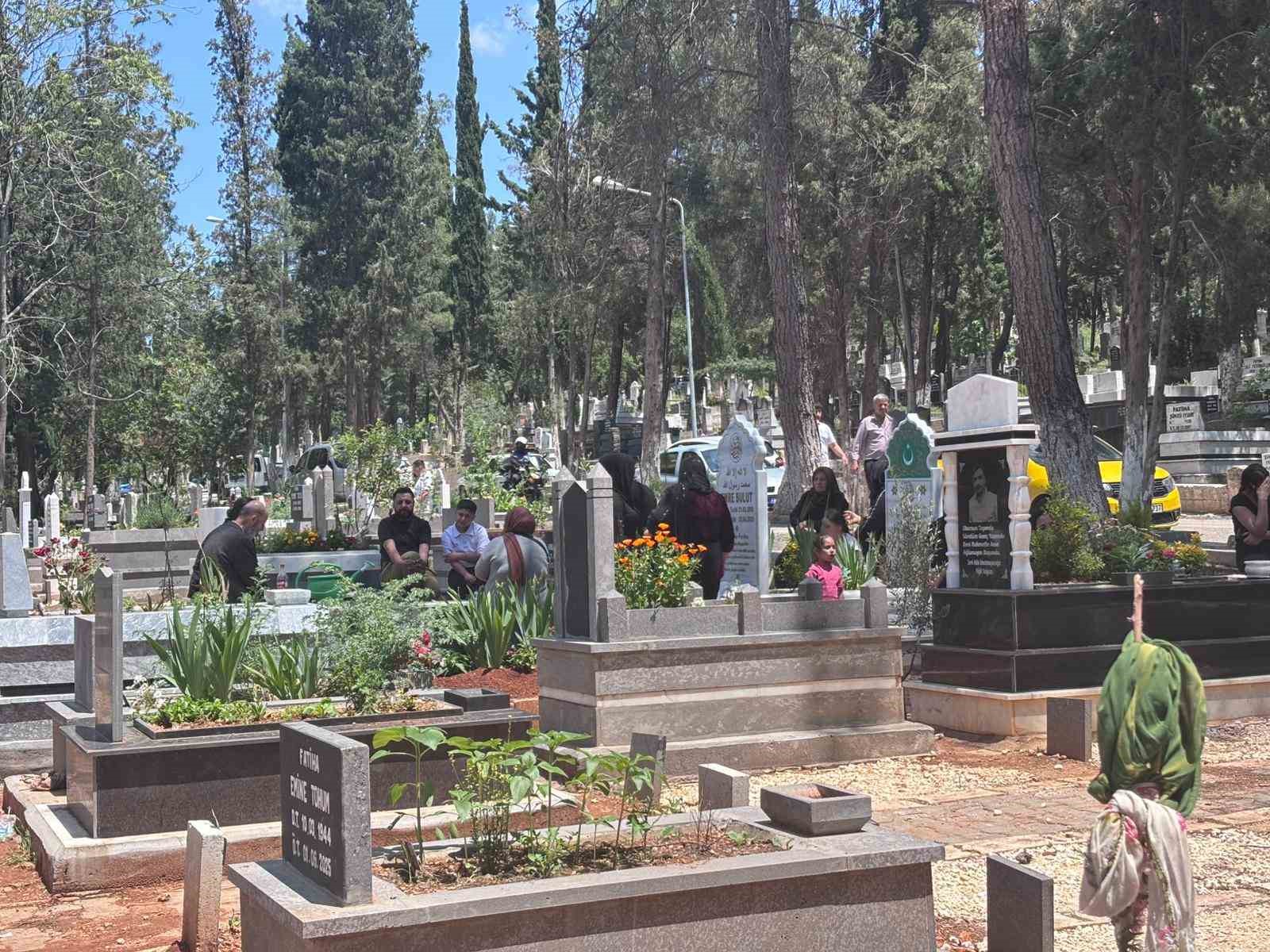 gaziantepte mezarliklar ve sehitlikler arefe gunu doldu tasti 4 fIK3RRpr