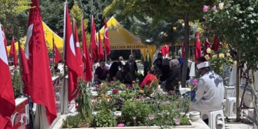 gaziantepte-mezarliklar-ve-sehitlikler-arefe-gunu-doldu-tasti-TTr6DiUG.jpg