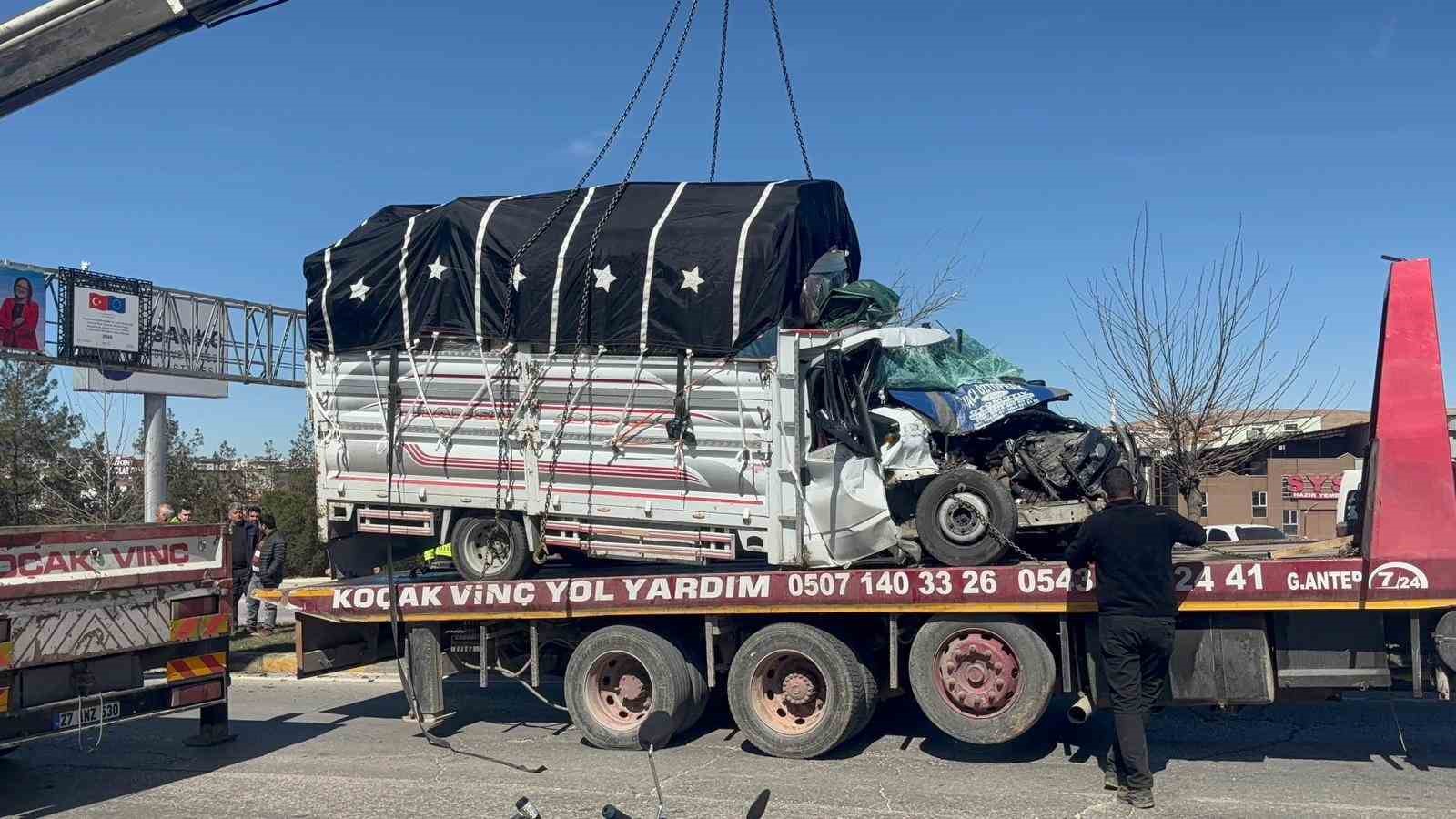 gaziantepte minibus ile kamyonet carpisti 4 yarali 1