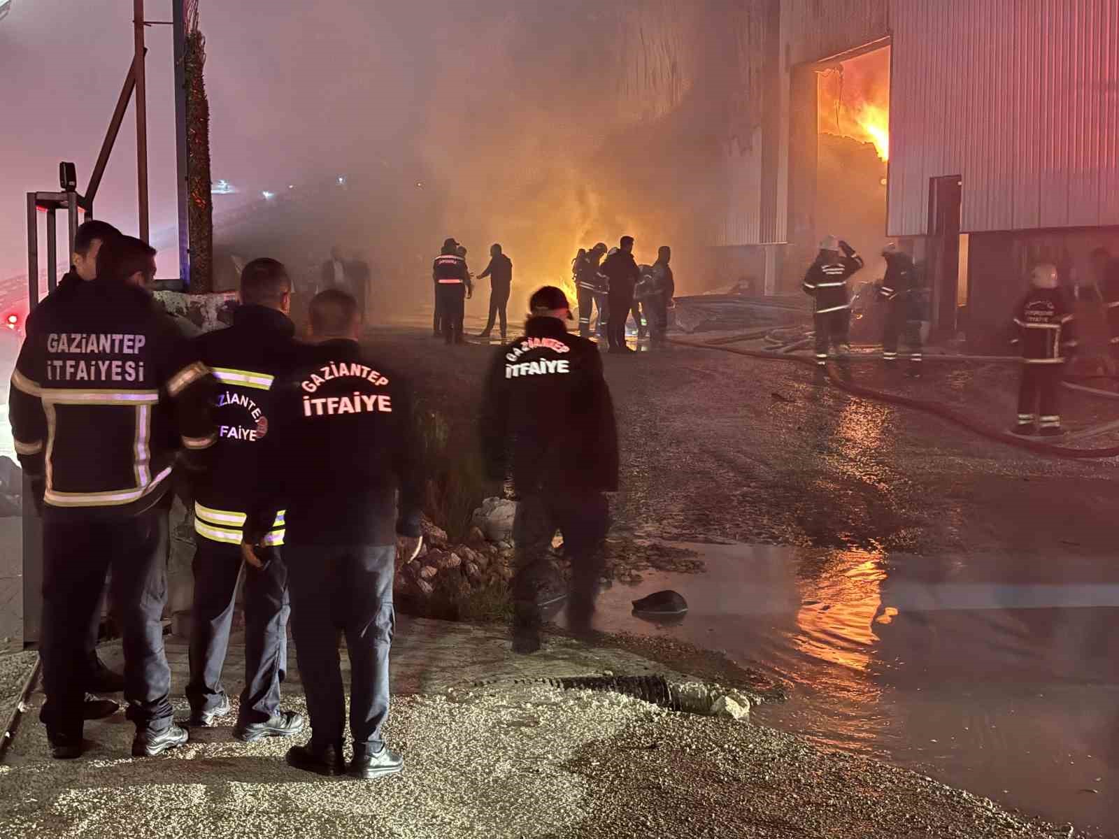 gaziantepte mobilya fabrikasinda yangin 0 eFE627b1