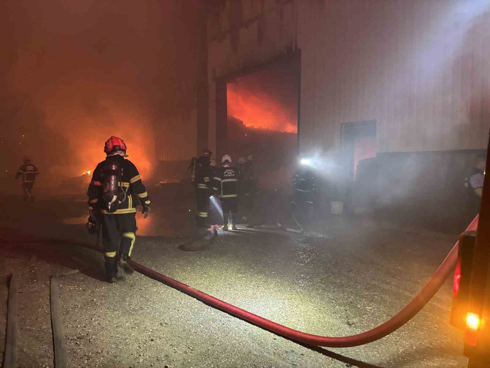 gaziantepte mobilya fabrikasinda yangin 1 3l5fO3Id