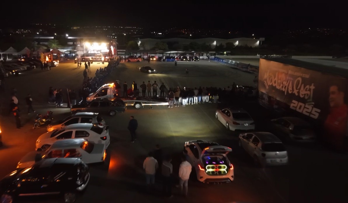 Gaziantep’te "ModifiyeFest 2025" nefes kesen drift gösterileriyle başladı 4 gaziantepte modifiyefest 2025 nefes kesen drift gosterileriyle basladi 0 PSeJeygA