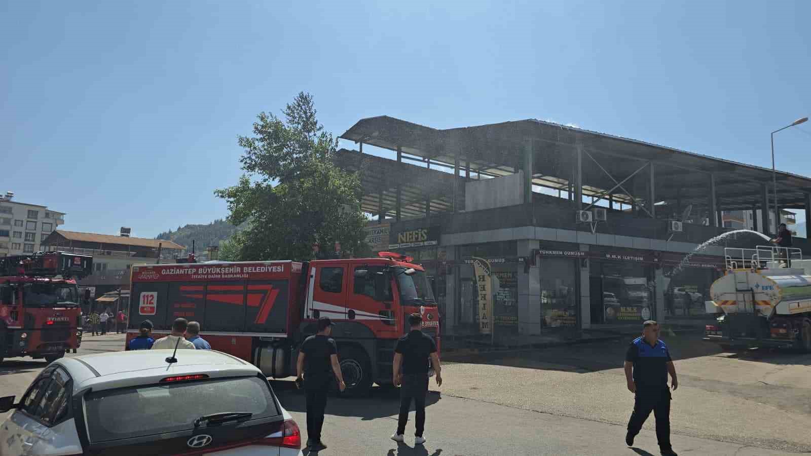 Gaziantep’te muhasebeciler çarşısı tadilatı sırasında korkutan yangın 5 gaziantepte muhasebeciler carsisi tadilati sirasinda korkutan yangin 1 qZGgdIuC