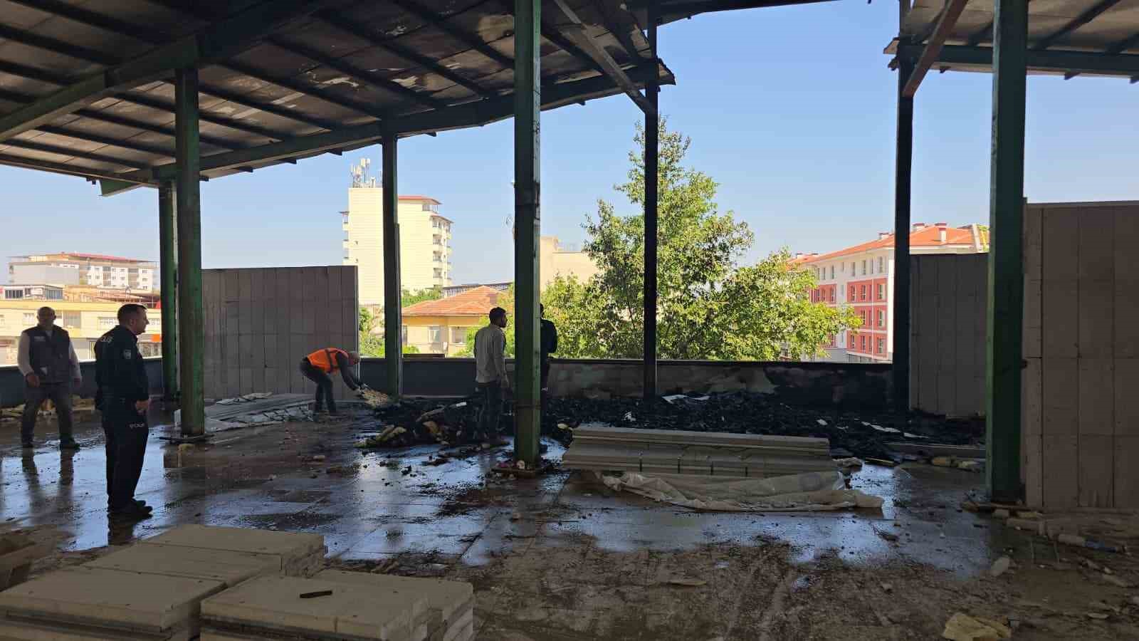 Gaziantep’te muhasebeciler çarşısı tadilatı sırasında korkutan yangın 6 gaziantepte muhasebeciler carsisi tadilati sirasinda korkutan yangin 2 DmJMnCtG