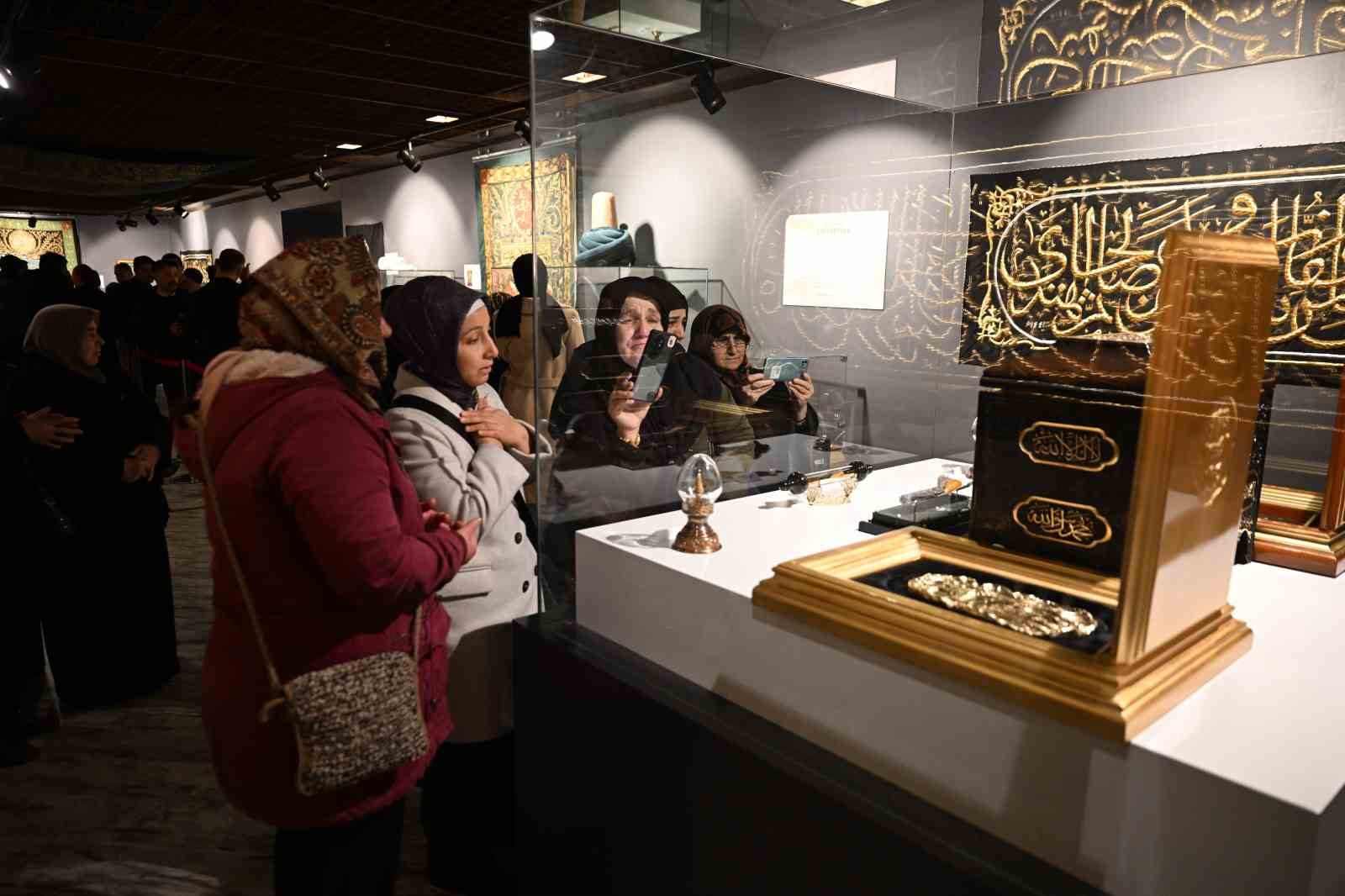 gaziantepte mukaddes emanetler sergisi ziyaretci akinina ugruyor 0 XWPeTXDw