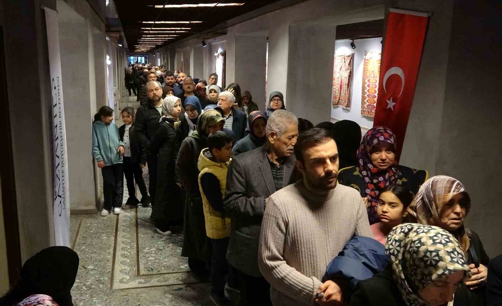 gaziantepte mukaddes emanetler sergisine yogun ilgi uzun kuyruklar olustu 0 zLHzrUhI