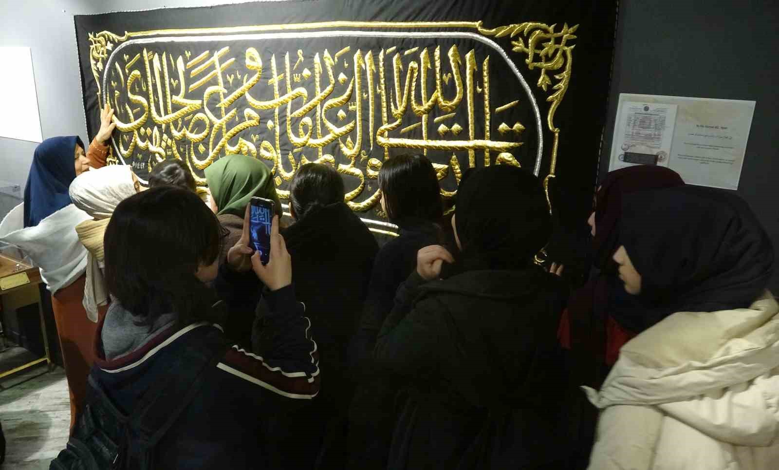 gaziantepte mukaddes emanetler sergisine yogun ilgi uzun kuyruklar olustu 3 VUYZfpaj