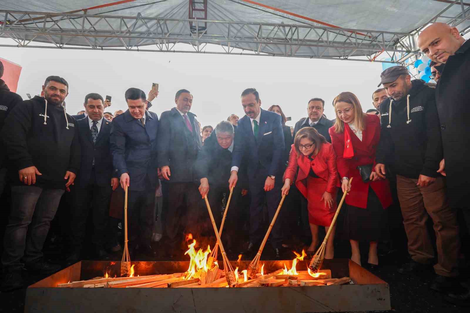 Gaziantep’te nevruz coşkusu: Birlik ve kardeşlik mesajları verildi, geleneksel ritüeller yaşatıldı 5 gaziantepte nevruz coskusu birlik ve kardeslik mesajlari verildi geleneksel ritueller yasatildi 1 3viIqvPf
