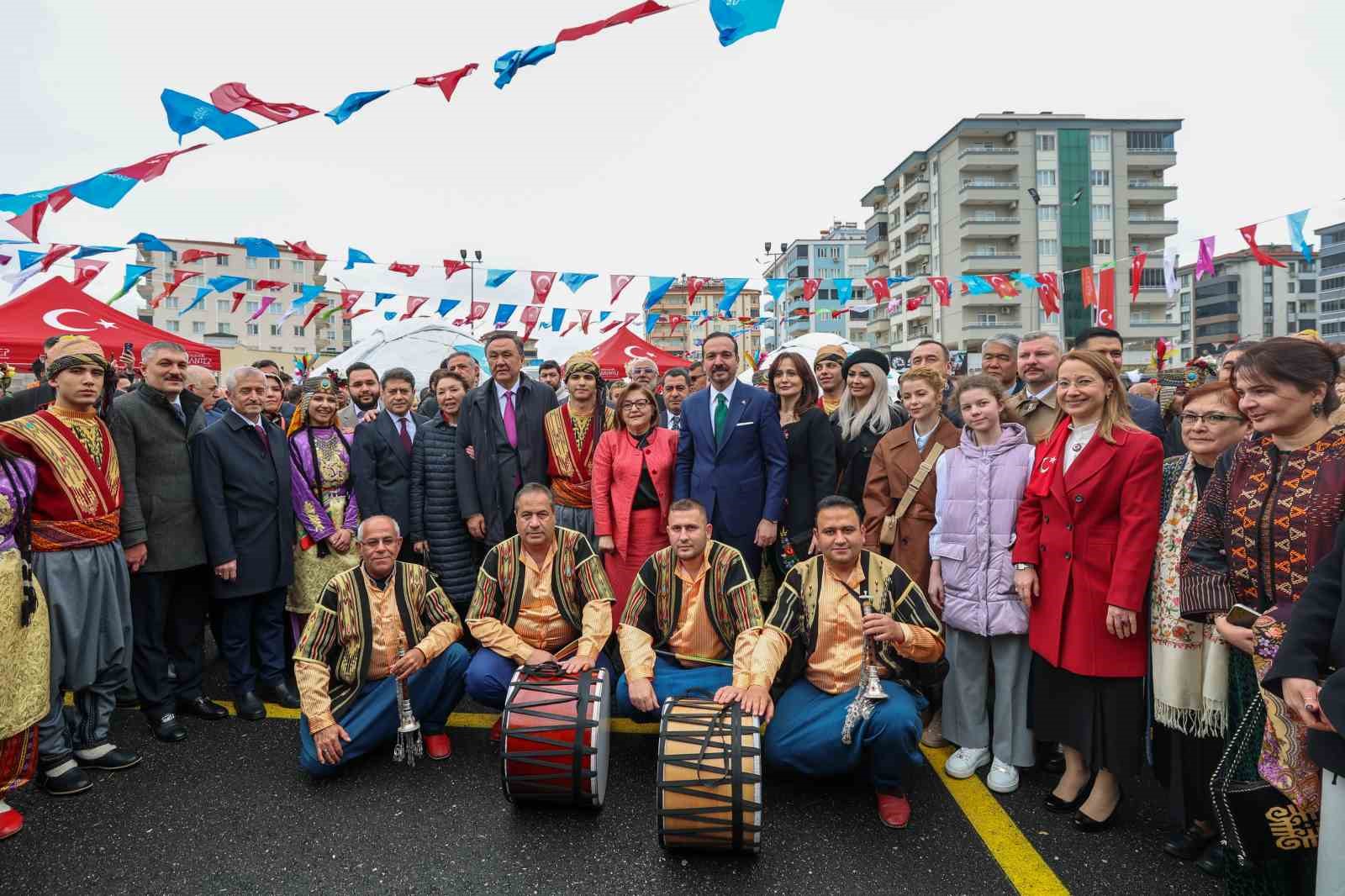 Gaziantep’te nevruz coşkusu: Birlik ve kardeşlik mesajları verildi, geleneksel ritüeller yaşatıldı 7 gaziantepte nevruz coskusu birlik ve kardeslik mesajlari verildi geleneksel ritueller yasatildi 3 G1hwRywb