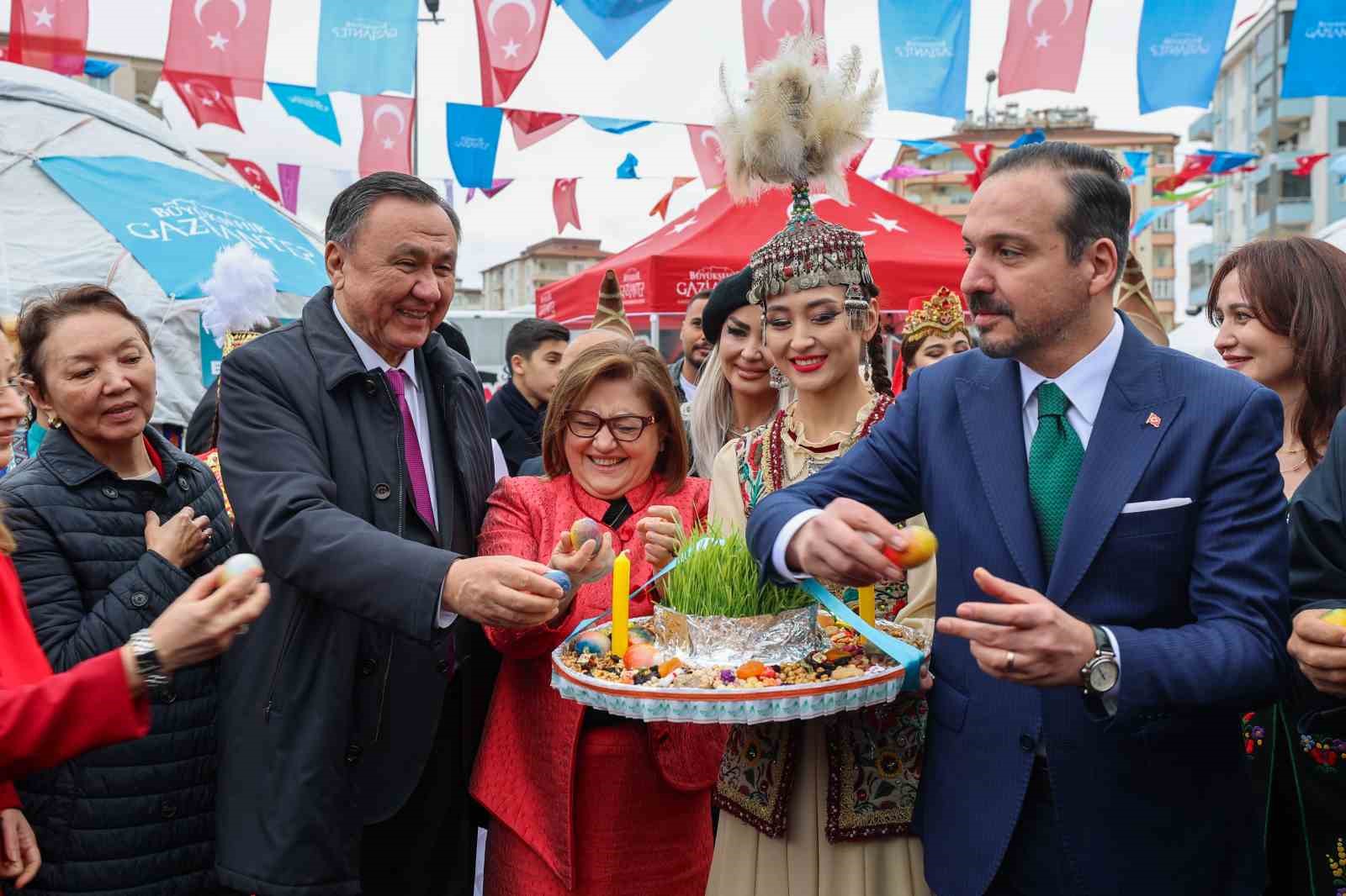 Gaziantep’te nevruz coşkusu: Birlik ve kardeşlik mesajları verildi, geleneksel ritüeller yaşatıldı 8 gaziantepte nevruz coskusu birlik ve kardeslik mesajlari verildi geleneksel ritueller yasatildi 4 VYOdH4bm
