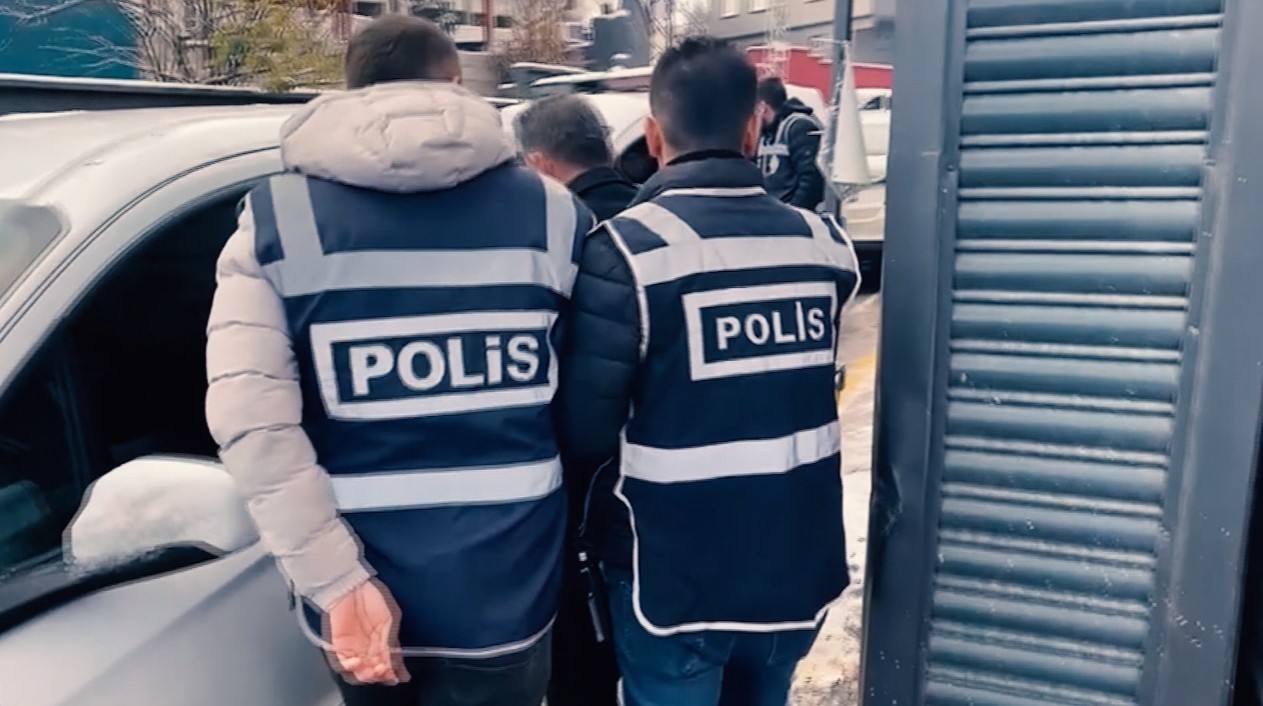 gaziantepte nitelikli dolandiricilik operasyonu 25 adet ruhsatsiz silah ele gecirildi 1 ZRvpirYj