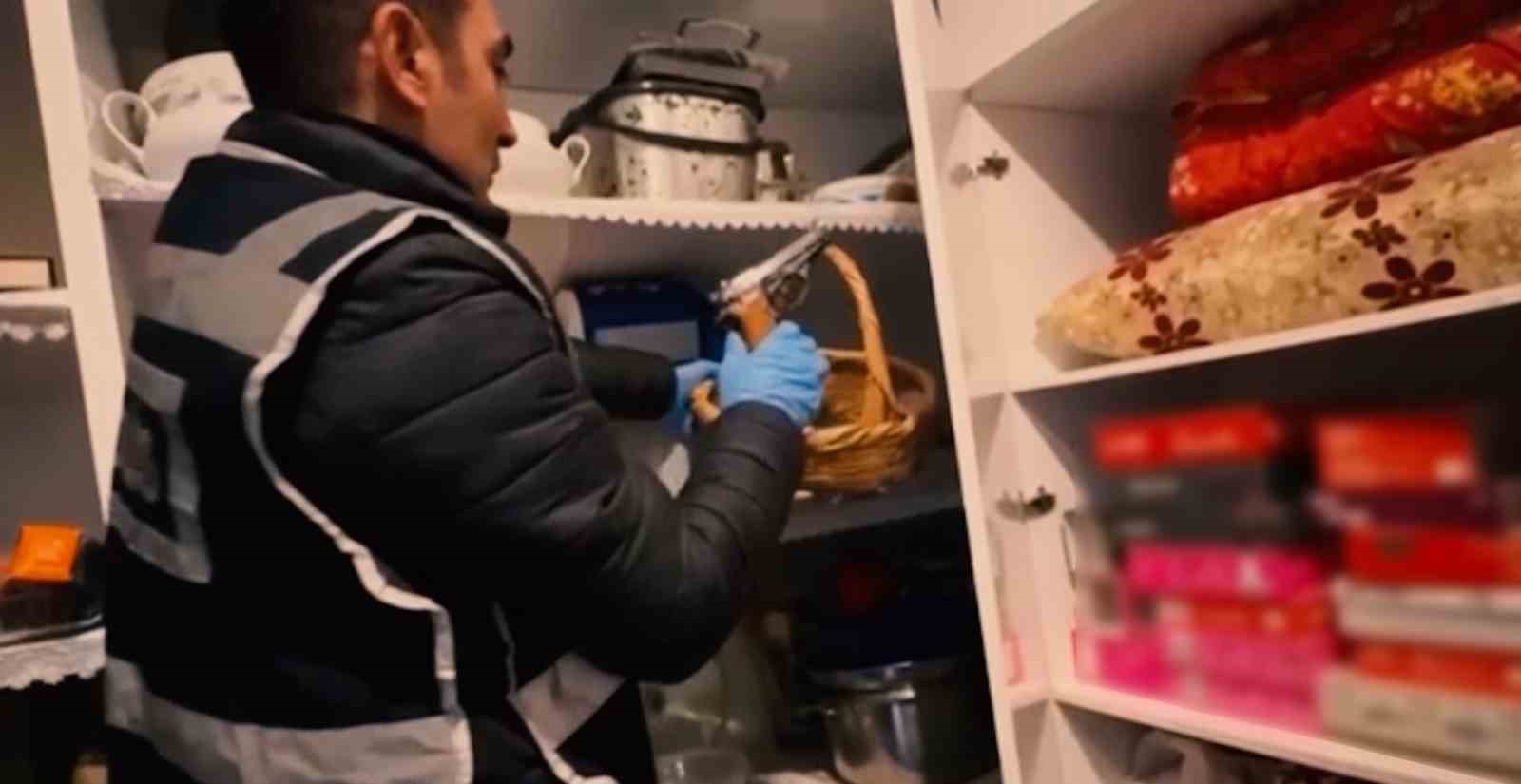 gaziantepte nitelikli dolandiricilik operasyonu 25 adet ruhsatsiz silah ele gecirildi 3 FHA7pDGu
