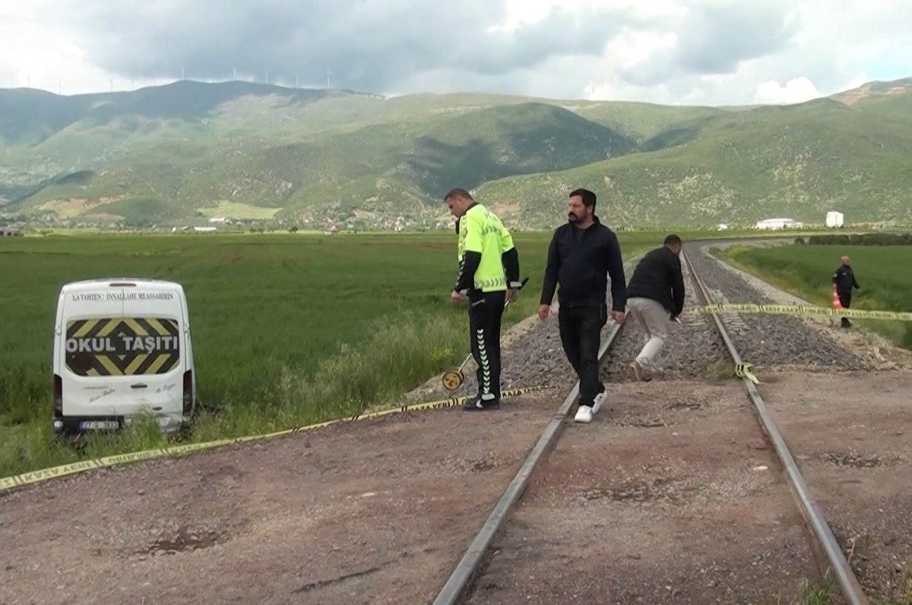 gaziantepte ogrenci servisine tren carpti 13 ogrenci hafif yaralandi 0 b4sjwjQK