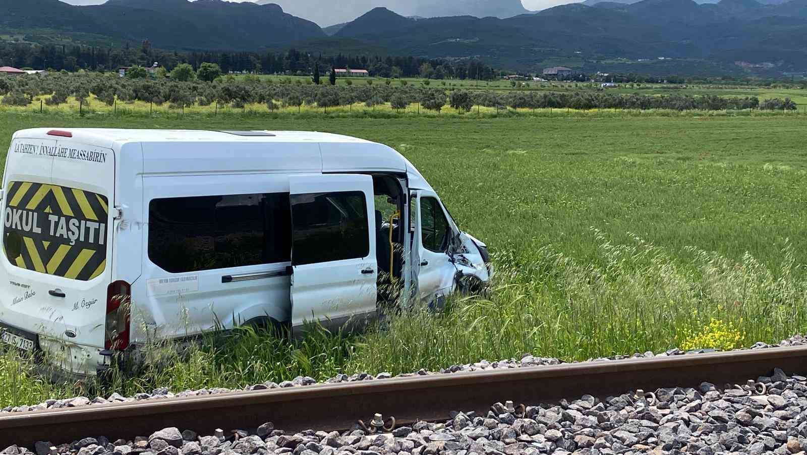 gaziantepte ogrenci servisine tren carpti 13 ogrenci hafif yaralandi 4