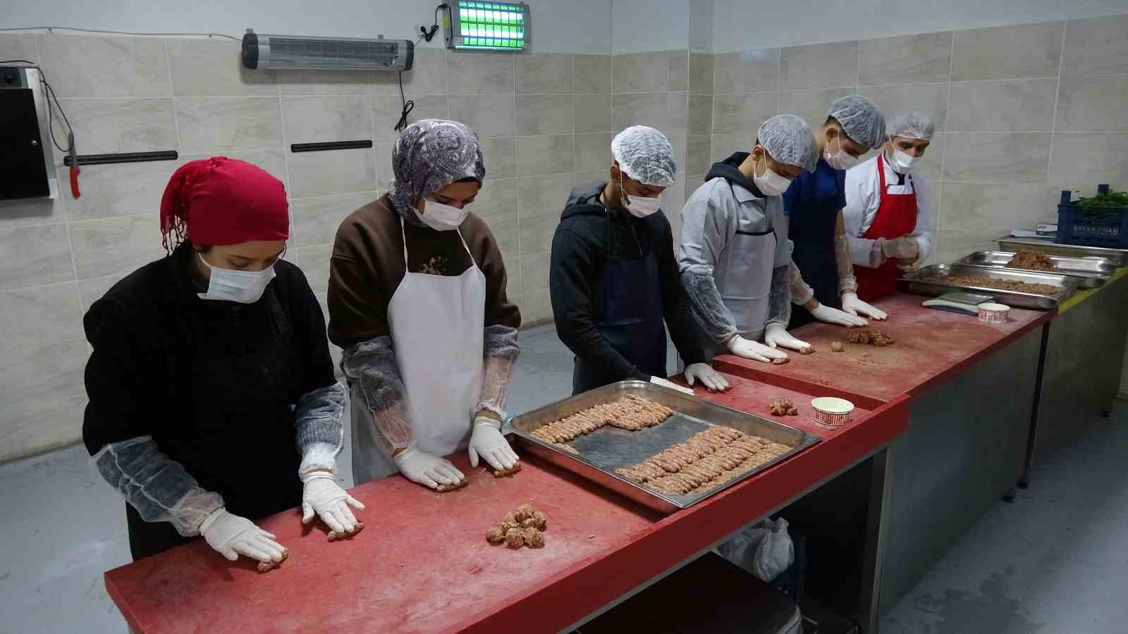 gaziantepte ogrenciler gunde 12 bin kisiye yemek hazirliyor 1 D3SKZiIJ