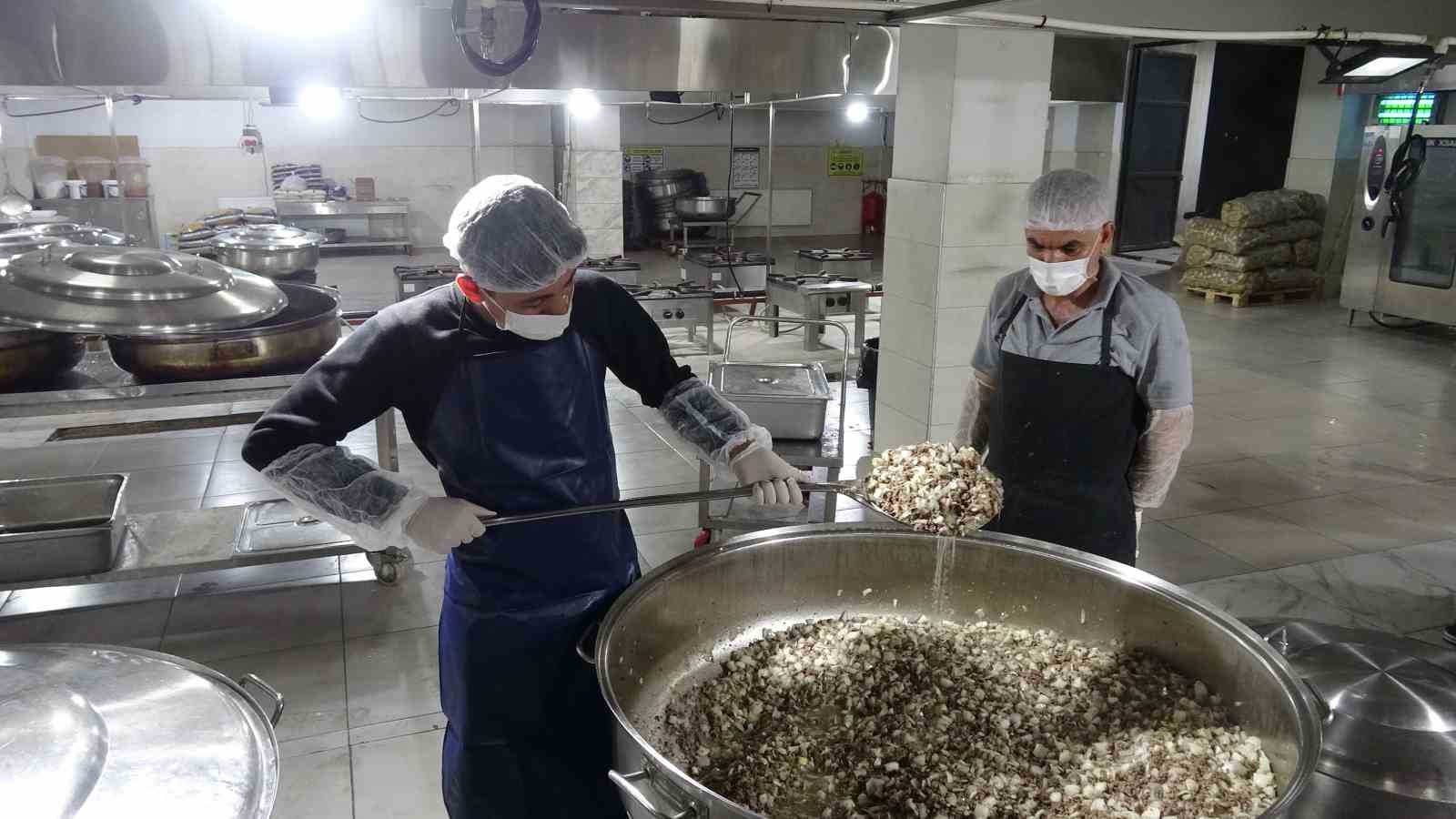 gaziantepte ogrenciler gunde 12 bin kisiye yemek hazirliyor 2 gH2T3QjW